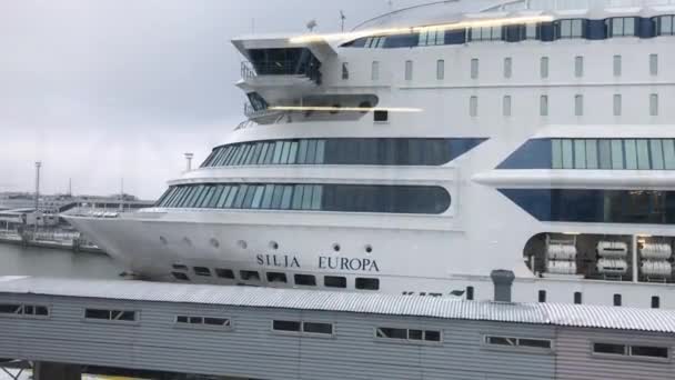 Tallinn, Estland, Ett stort fartyg i bakgrunden — Stockvideo