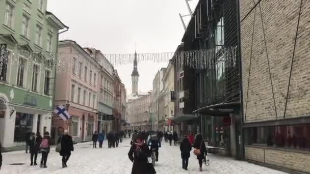 Tallinn, Estónia, 18 de Fevereiro de 2017: Um grupo de pessoas a caminhar em frente a um edifício — Vídeo de Stock