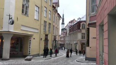 Tallinn, Estonya, Bir binanın önünde yürüyen insanlar