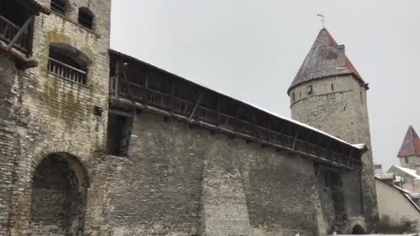 Tallinn, Estland, Een oud stenen gebouw — Stockvideo