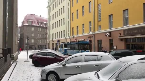 에스토니아의 탈린, 시내 거리에 주차되어 있는 차 — 비디오