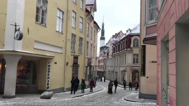 Tallin, Estonia, Gente caminando frente a un edificio — Vídeo de stock