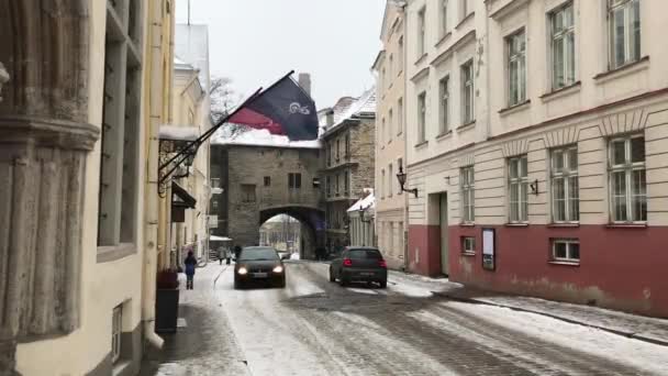 Tallinn, Estonya, bir binanın kenarına park edilmiş arabalarla dolu dar bir şehir caddesi. — Stok video