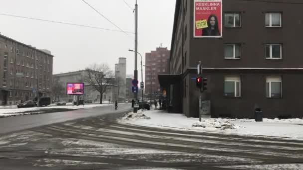 Tallin, Estonia, Una calle cubierta de nieve — Vídeo de stock