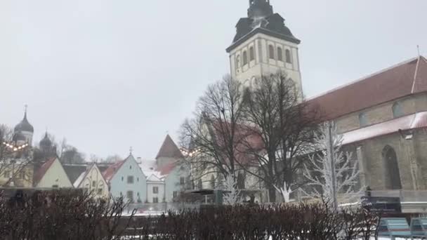 Tallinn, Estland, Een huis bedekt met sneeuw — Stockvideo