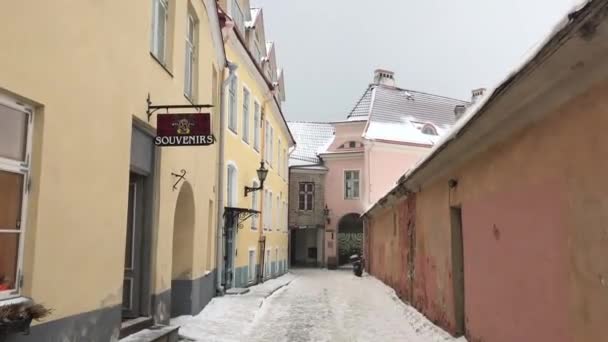 Tallinn, Estonsko, zblízka cihlová budova — Stock video
