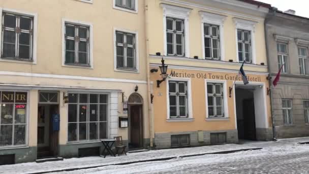 Tallinn, Estonya, bir binanın önündeki caddeye yakın çekim. — Stok video