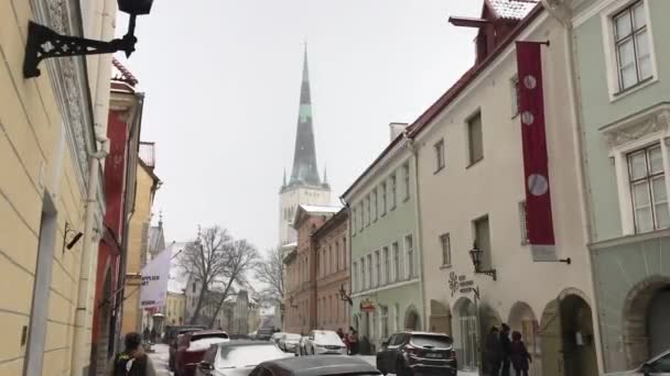 Tallinn, Estonya, bir binanın kenarına park edilmiş arabalarla dolu dar bir şehir caddesi. — Stok video