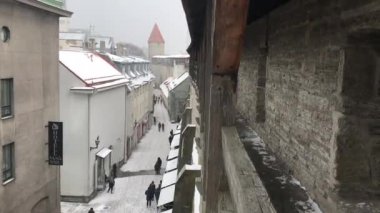 Tallinn, Estonya, bir grup insan bir binanın önünde duruyor.