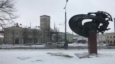 Tallinn, Estonya, Karla kaplı bir caddenin tepesindeki heykel