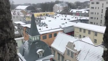 Tallinn, Estonya, Bir binanın önünde duran kişi