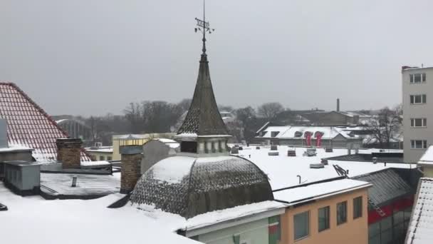 Tallin, Estonia, Dom pokryty śniegiem — Wideo stockowe