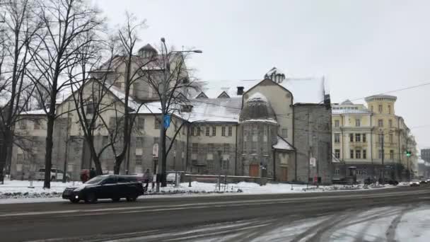 Tallinn, Estonsko, auto zaparkované na městské ulici — Stock video