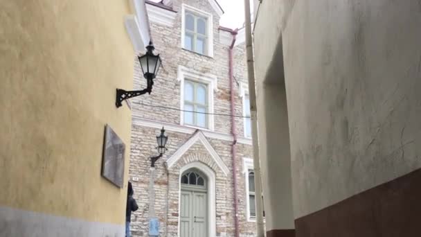 Tallinn, Estland, Een groot bakstenen gebouw — Stockvideo