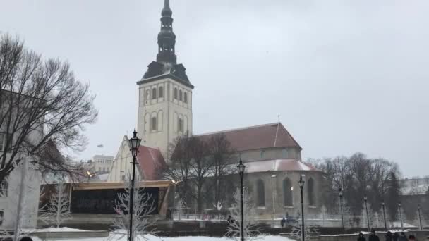Tallinn, Estonsko, Dům pokrytý sněhem — Stock video