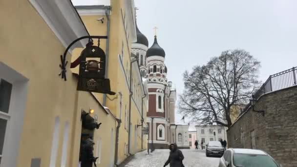 Tallin, Estonia, Osoba idąca ulicą obok budynku — Wideo stockowe