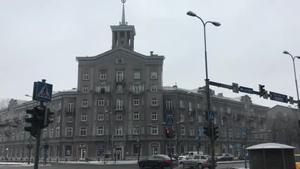 Tallinn, Estland, Een straatnaambord voor een gebouw — Stockvideo