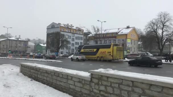 Ταλίν, Εσθονία, ένα λεωφορείο που είναι σταθμευμένο στην πλευρά ενός κτιρίου — Αρχείο Βίντεο