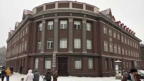 Tallin, Estonia, 18 de febrero de 2017: Un grupo de personas caminando frente a un edificio — Vídeos de Stock