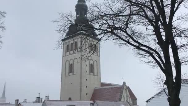 Tallinn, Estonya, bir binanın tepesindeki saat kulesi. — Stok video