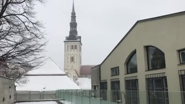爱沙尼亚塔林，一座教堂，教堂旁边有一个钟 — 图库视频影像