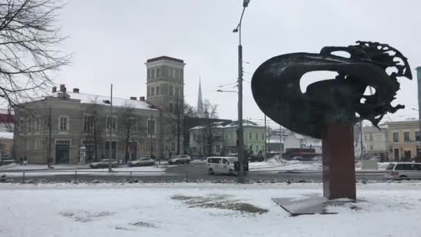 Tallin, Estonia, Una estatua en la parte superior de una calle cubierta de nieve — Vídeo de stock