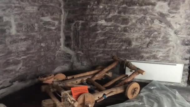 Таллинн, Эстония, музейная экспозиция на фоне каменных стен — стоковое видео