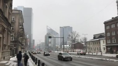 Tallinn, Estonya, bir grup insan şehir caddesinde yürüyor.