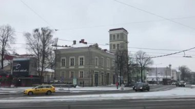 Tallinn, Estonya, şehir caddesinde park edilmiş bir araba.