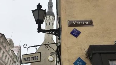 Tallinn, Estonya, Binanın kenarında bir tabela