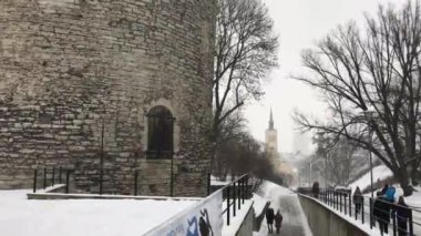 Tallinn, Estonya, karla kaplı bir bina