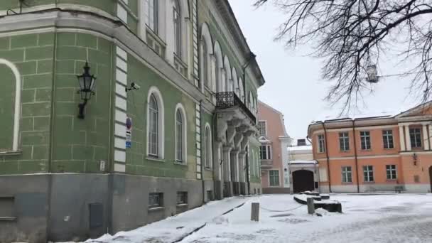 Tallinn, Estonsko, budova pokrytá sněhem — Stock video