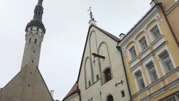 Tallinn, Estonya, bir binanın kenarında saati olan bir kilise. — Stok video