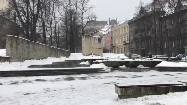 Tallin, Estonia, Budynek pokryty śniegiem — Wideo stockowe