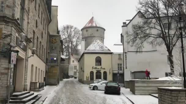 Tallinn, Estonie, Un grand bâtiment — Video