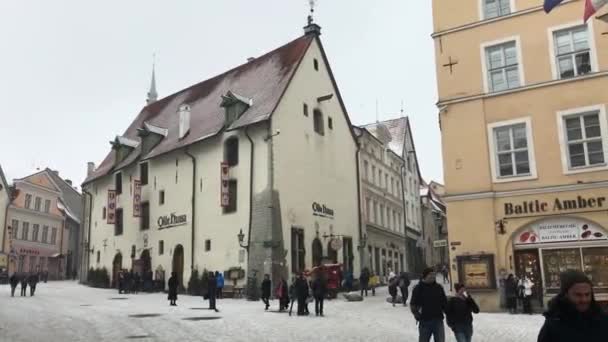 Tallinn, Estonya, 18 Şubat 2017: Bir grup insan bir binanın önünde yürüyor — Stok video