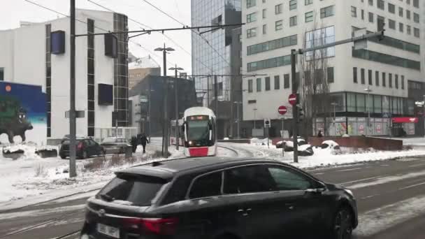Ταλίν, Εσθονία, Ένα αυτοκίνητο σταθμευμένο στην πλευρά ενός χιονισμένου δρόμου της πόλης — Αρχείο Βίντεο