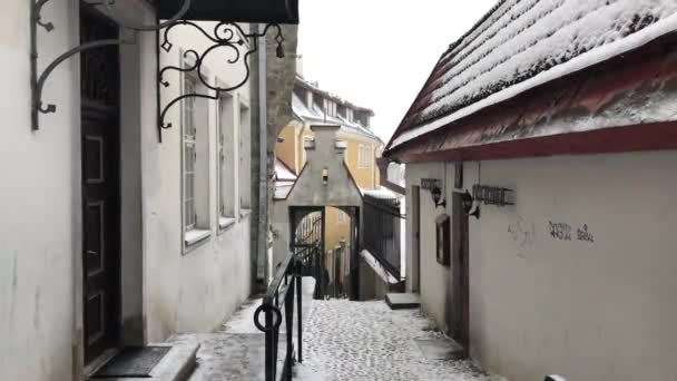 Tallinn, Estonie, Un vélo garé sur le côté d'un bâtiment — Video