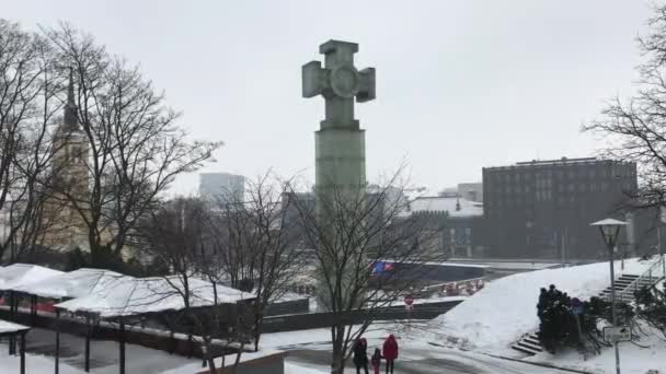 Tallinn, Estonsko, budova pokrytá sněhem — Stock video