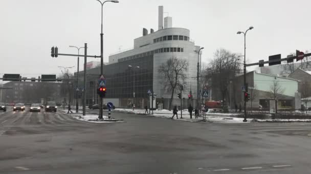 Tallinn, Estonia, Lampu lalu lintas di jalan kota — Stok Video
