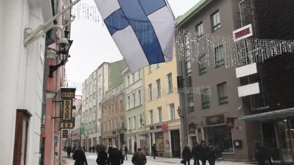 에스토니아 탈린, 2017 년 2 월 18 일: 도시 거리를 걷고 있는 일단의 사람들 — 비디오