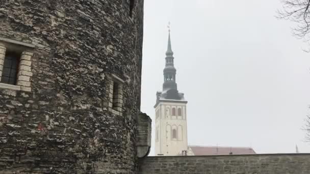 Tallinn, Estland, Een groot stenen gebouw — Stockvideo