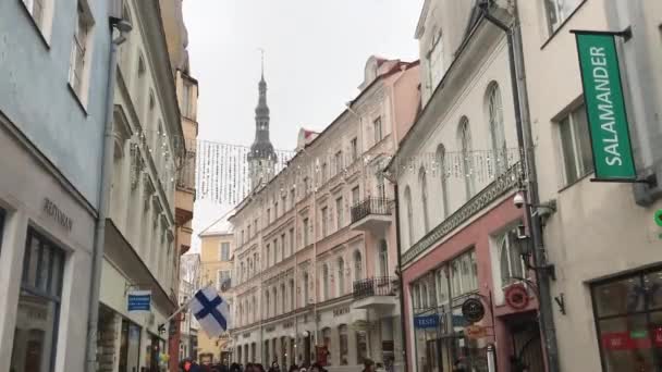 Tallinn, Észtország, Egy csoport ember sétál a város utcáin — Stock videók