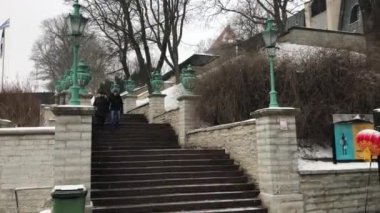 Tallinn, Estonya, Bir binanın önündeki bank