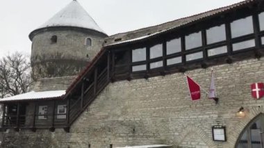 Tallinn, Estonya, büyük tuğla bir bina.