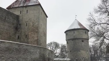 Tallinn, Estonya, evin önünde saat kulesi olan büyük bir tuğla bina.