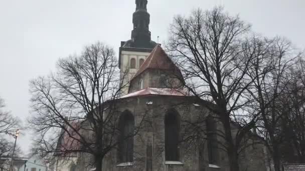 Tallinn, Estonya, Bir evin önündeki tabela — Stok video