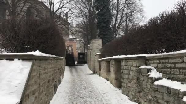 Tallinn, Estonsko, Dům pokrytý sněhem — Stock video