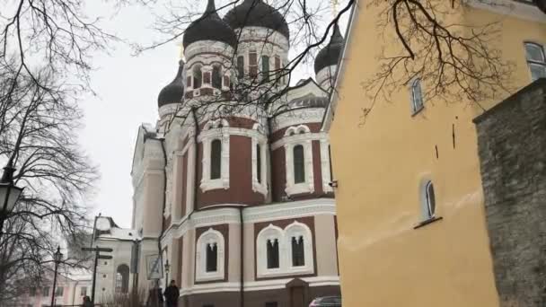 Tallinn, Estonsko, zblízka kostel — Stock video