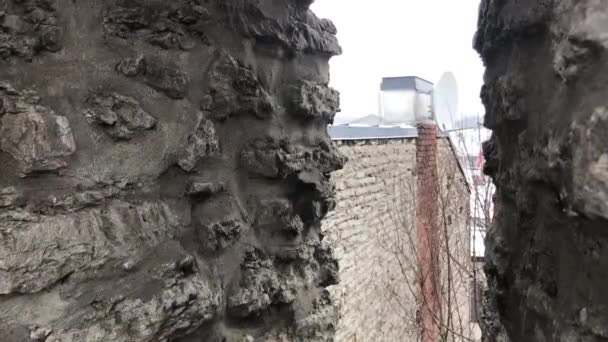 Tallin, Estonia, Un primer plano de una pared de roca — Vídeos de Stock